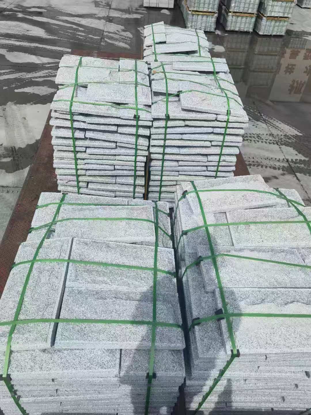 海东 芝麻白蘑菇石装车出货