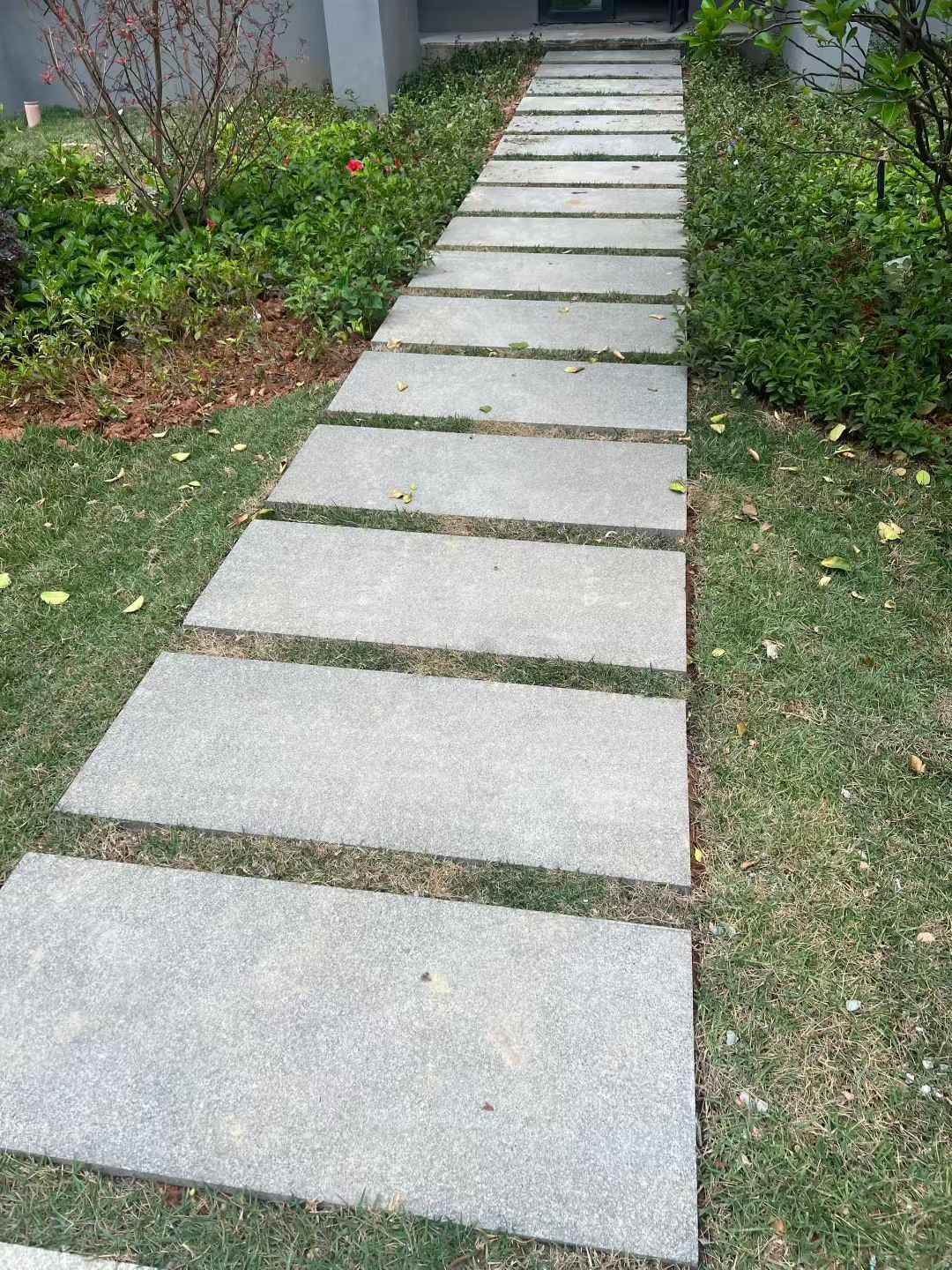 海东 芝麻黑小区踏步、汀步石铺装效果
