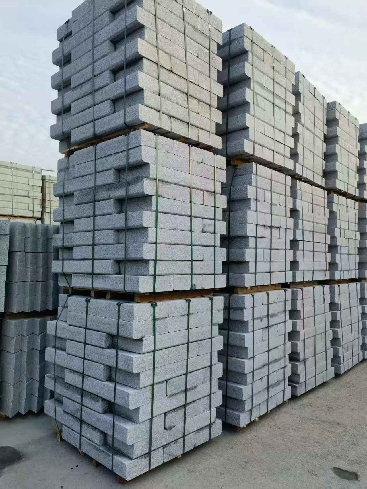 海东 路沿石（路侧石），颜色一致，尺寸标准