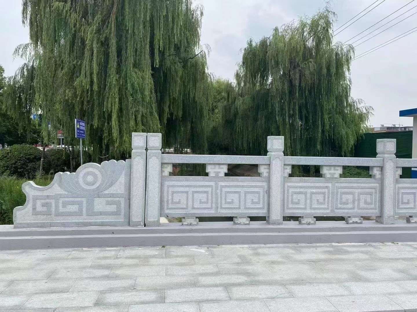 海东 芝麻灰桥栏杆、河道栏杆安装效果