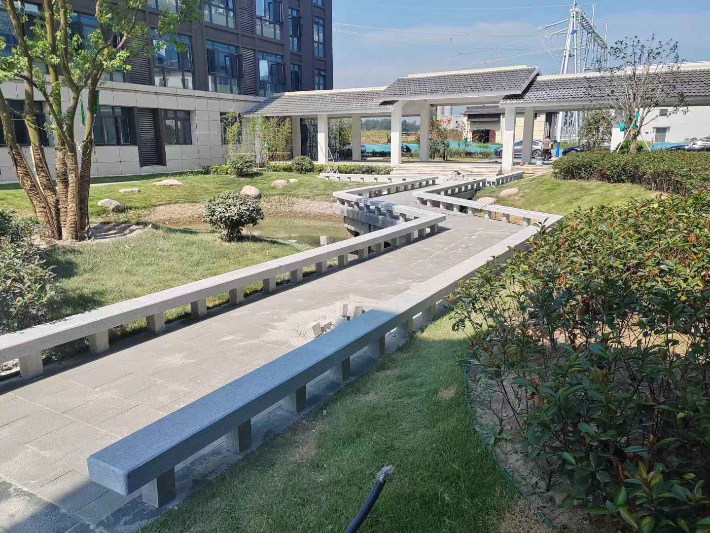 海东 芝麻灰小区坐凳&栏杆安装效果