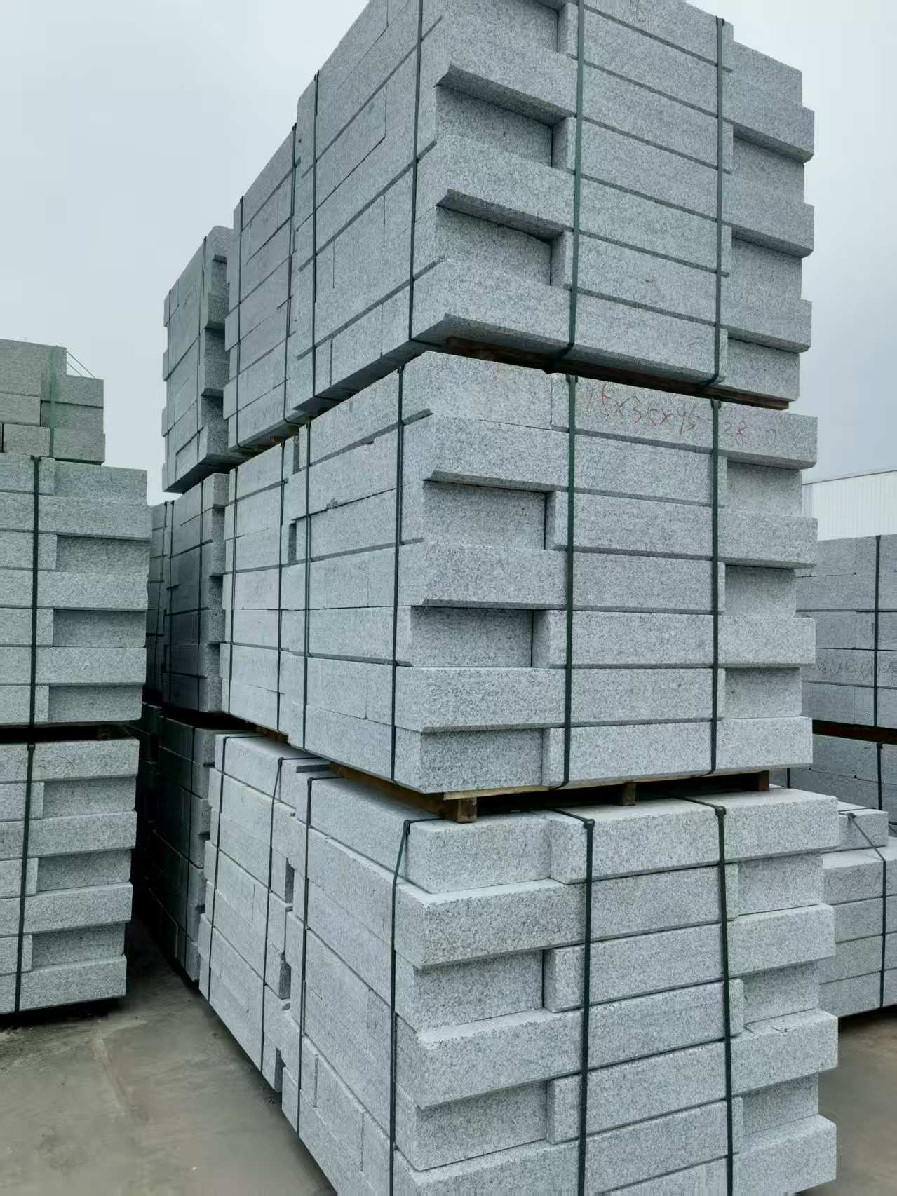 海东 路沿石，板板正正的路沿石