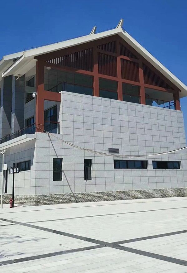 海东芝麻灰花岗岩在景区地面及墙壁的应用