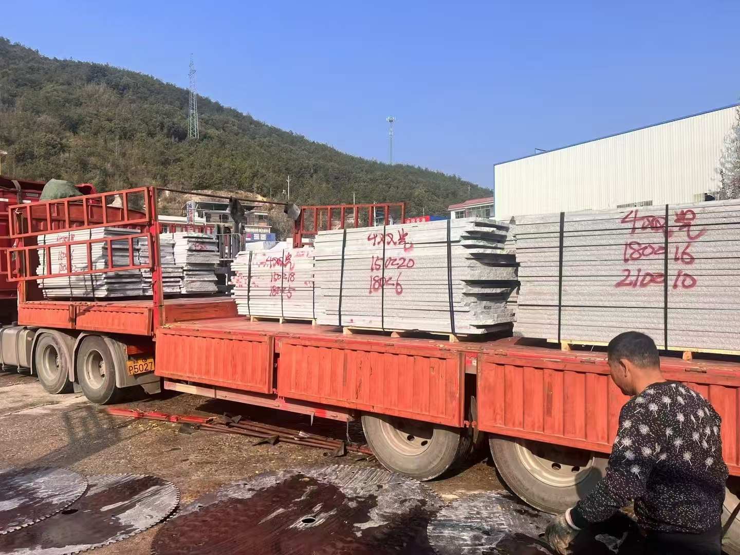 海东 芝麻灰花岗岩光面毛板出货日常